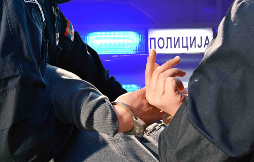 novosadjani-uhapseni-zbog-sumnje-da-su-zapalili-automobil-sugradjaninu