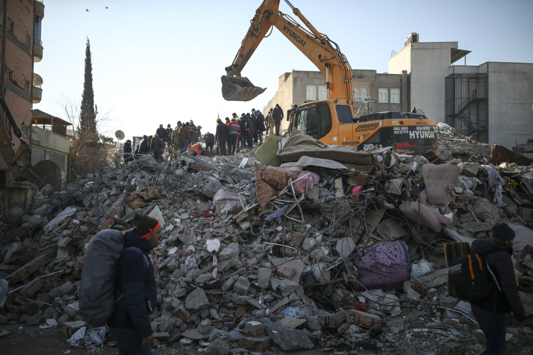godinu-dana-od-zemljotresa-u-turskoj-u-kojem-je-poginulo-vise-od-53.000-ljudi
