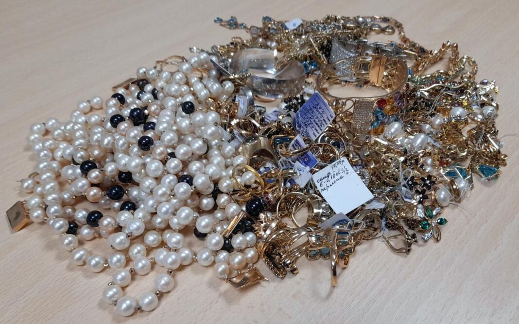 medju-garderobom-nakit-vredan-skoro-42.000-evra