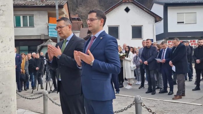 delegacija-novog-pazara-na-obelezavanju-31.-godine-zlocina-u-stanici-strpci