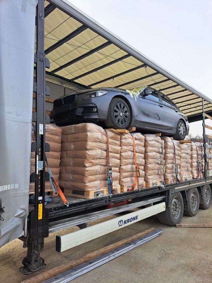 uprava-carina:-spreceno-krijumcarenje-dva-luksuzna-automobila