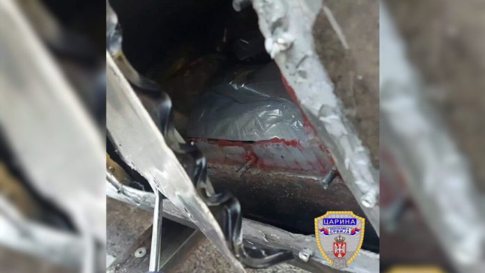 preko-42-kg-droge-u-pregradjenom-rezervoaru-kamiona-(video)