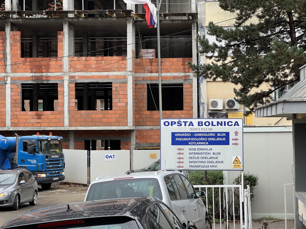 izbodeni-radnik-pu-novi-pazar-tesko-povredjen,-ali-stabilno-nakon-brze-intervencije