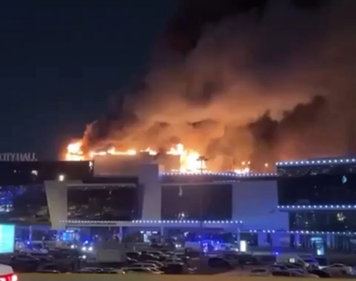 moskva:-najmanje-40-ubijenih-i-preko-100-ranjenih-u-teroristickom-napadu-na-halu-“krouks”