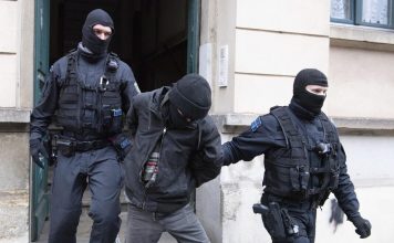 Mladić u Nemačkoj izbo na smrt rodetelje i brata, sestru teže ranio mladic-u-nemackoj-izbo-na-smrt-rodetelje-i-brata,-sestru-teze-ranio