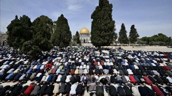 uprkos-izraelskim-ogranicenjima:-oko-125.000-palestinaca-klanjalo-dzuma-namaz-u-al-aksi