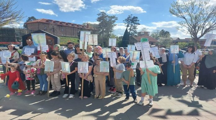 performans-protiv-uklanjanja-drveca-iz-korita-reke-raske