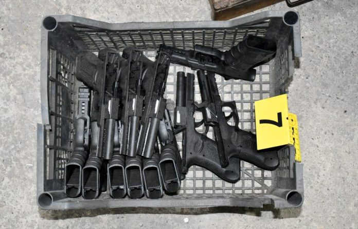 u-nisu-uhapsene-dve-osobe-zbog-nedozvoljenog-posedovanja-oruzja