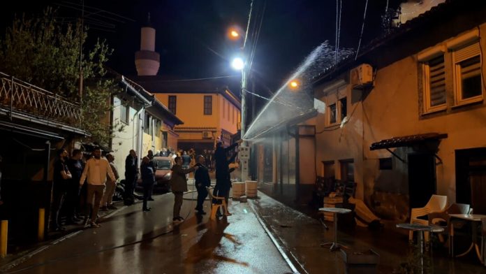 u-pozaru-koji-je-izbio-u-centru-novog-pazara-jedna-osoba-teze-povredjena u-pozaru-koji-je-izbio-u-centru-novog-pazara-jedna-osoba-teze-povredjena