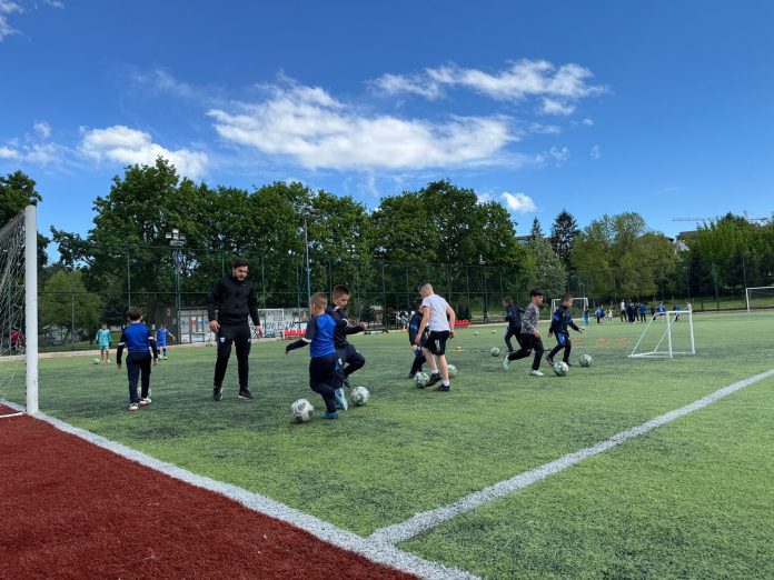 fudbalski-teren-na-rekreacionom-centru-dobio-tribine-i-novu-led-rasvetu fudbalski-teren-na-rekreacionom-centru-dobio-tribine-i-novu-led-rasvetu