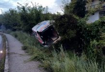 Vozilo hitne pomoći Novog Pazara sletelo s puta vozilo-hitne-pomoci-novog-pazara-sletelo-s-puta