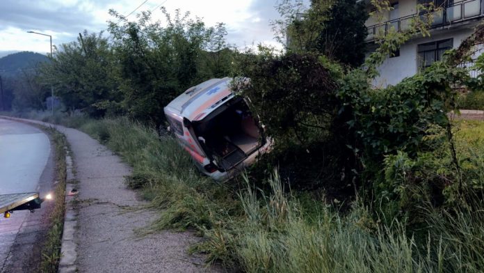 vozilo-hitne-pomoci-novog-pazara-sletelo-s-puta