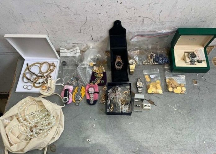 carinici-na-horgosu-zaplenili-neprijavljen-nakit-i-satove-vredne-357.000-evra carinici-na-horgosu-zaplenili-neprijavljen-nakit-i-satove-vredne-357.000-evra