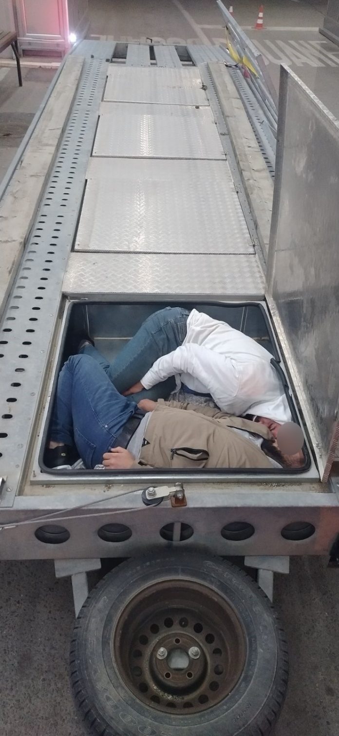 pronadjeni-migranti-skriveni-u-gazistima-autoprikolice