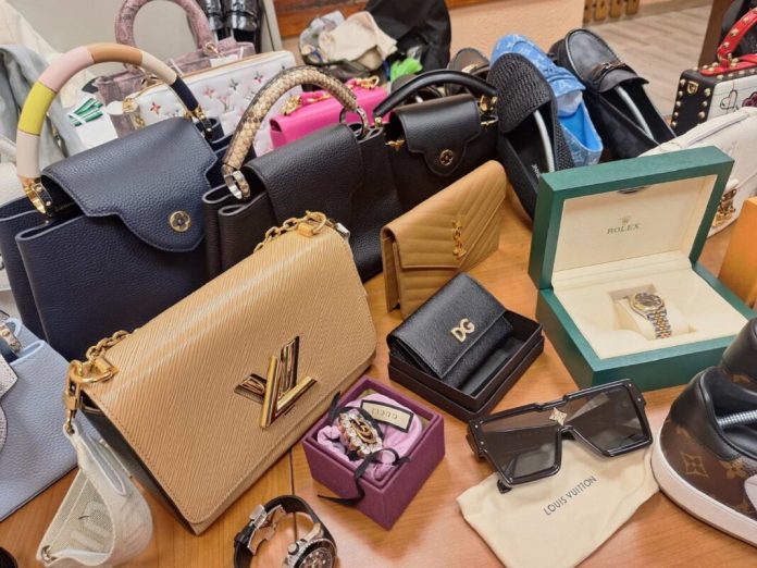 carinski-sluzbenici-zaplenili-firmiranu-garderobu,-obucu,-luksuzne-tasne… carinski-sluzbenici-zaplenili-firmiranu-garderobu,-obucu,-luksuzne-tasne…