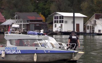 TELO NEPOZNATOG MUŠKARCA IZVUČENO IZ DUNAVA: Policija obavlja uviđaj, na terenu i vatrogasci telo-nepoznatog-muskarca-izvuceno-iz-dunava:-policija-obavlja-uvidjaj,-na-terenu-i-vatrogasci