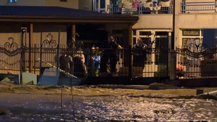 pripadnici-mup-u-novom-pazaru-evakuisali-tri-osobe,-u-uzicu-dve-osobe-i-dvomesecnu-bebu