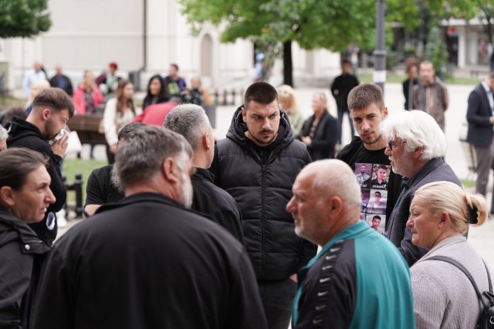 porodice-ubijenih-u-masakru-stigle-u-sud-pred-pocetak-sudjenja-blazicu