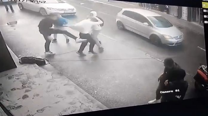 napad-ispred-prostorija-sdp!-vise-lica-tuklo-maloletnika