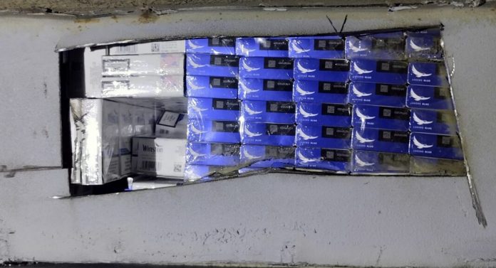 carinski-sluzbenici-pronasli-namenski-preradjen-prostor-u-autobusu-ispunjen-cigaretama