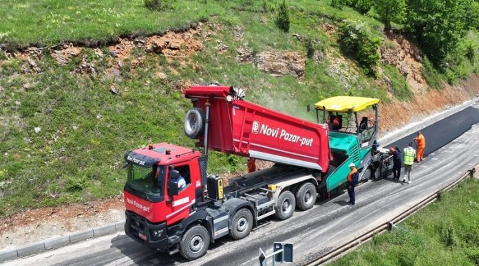 pocelo-asfaltiranje-deonice-puta-tutin-mehov-krs,-ubrzano-se-radi-na-putevima-bacica-rasno