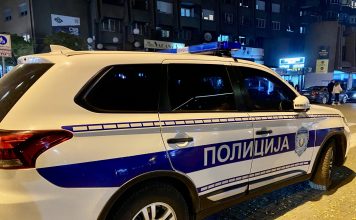 Dvojici naneo lake telesne povrede, bežeći udario u policijski auto dvojici-naneo-lake-telesne-povrede,-bezeci-udario-u-policijski-auto