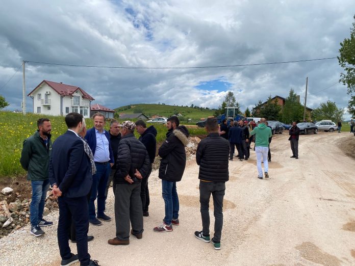 pocelo-asfaltiranje-puta-bacica-–-rasno:-bolji-uslovi-za-mestane-tutinskih-i-sjenickih-sela