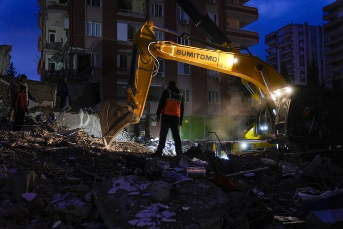 turska:-srusila-se-zgrada-u-istanbulu,-vise-ljudi-zarobljeno-ispod-rusevina