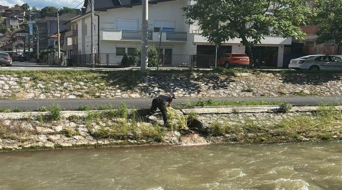 komunalna-milicija-otkrila-izlivanje-krvi-u-reku-rasku,-uzorci-poslati-na-analizu komunalna-milicija-otkrila-izlivanje-krvi-u-reku-rasku,-uzorci-poslati-na-analizu