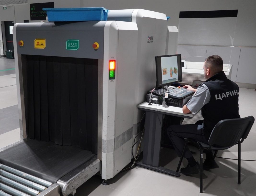 carinici-na-aerodromu-u-beogradu-u-torbama-nasli-preko-50-boksova-cigareta