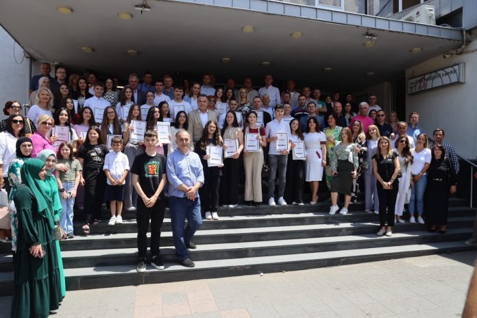 novi-pazar-nagradjuje-najbolje-ucenike:-novcane-nagrade-za-17-osnovaca-i-7-srednjoskolaca