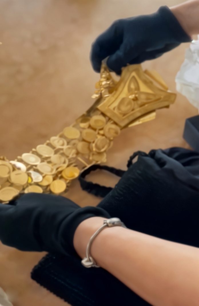 carinici-na-gradini-oduzeli-oko-kilogram-zlatnog-nakita,-zadrzan-i-automobil-putnice