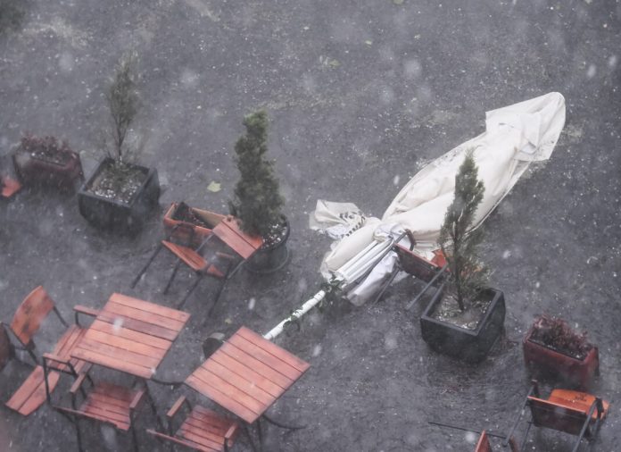 usled-nevremena-osteceno-najmanje-30-automobila-i-nekoliko-kuca-u-banjaluci