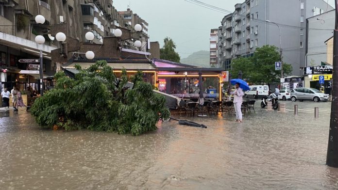 novi-pazar-zahvatilo-jako-nevreme,-vetar-obarao-stabla-u-centru-grada