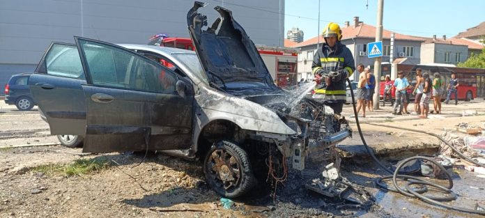 zapalio-se-automobil-u-beogradu-u-toku-voznje,-vatrogasci-spasili-roditelje-i-bebu zapalio-se-automobil-u-beogradu-u-toku-voznje,-vatrogasci-spasili-roditelje-i-bebu