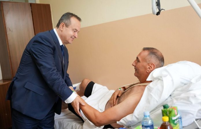 dacic-posetio-povredjenog-policajaca-koji-se-suprotstavio-albanskom-teroristi