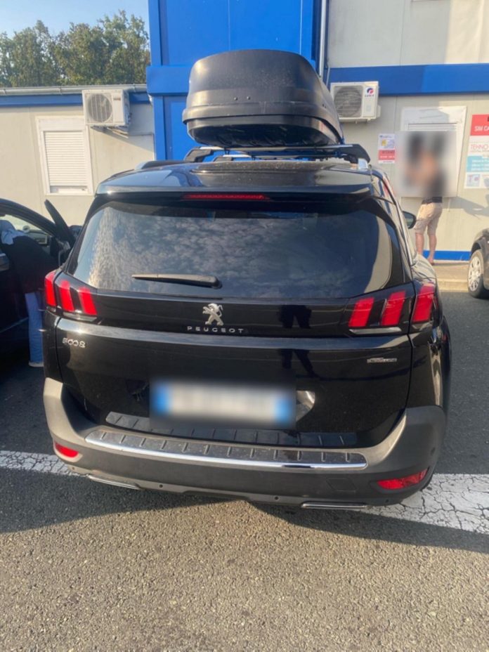 zlatni-zavezljaj-skriven-u-automobilu