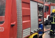 Izbio požar na krovu zgrade u Barajevu, gasi ga 17 vatrogasaca sa sedam vozila izbio-pozar-na-krovu-zgrade-u-barajevu,-gasi-ga-17-vatrogasaca-sa-sedam-vozila