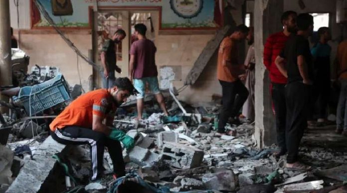 izrael-napao-skolu-u-gazi-tokom-molitve,-vise-od-sto-ubijenih