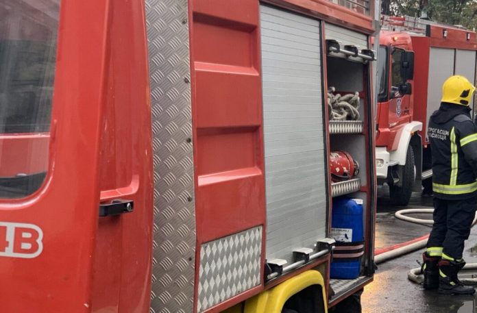 mup:-na-adi-huji-gori-magacin-starog-papira,-vise-od-30-vatrogasaca-gasi-pozar