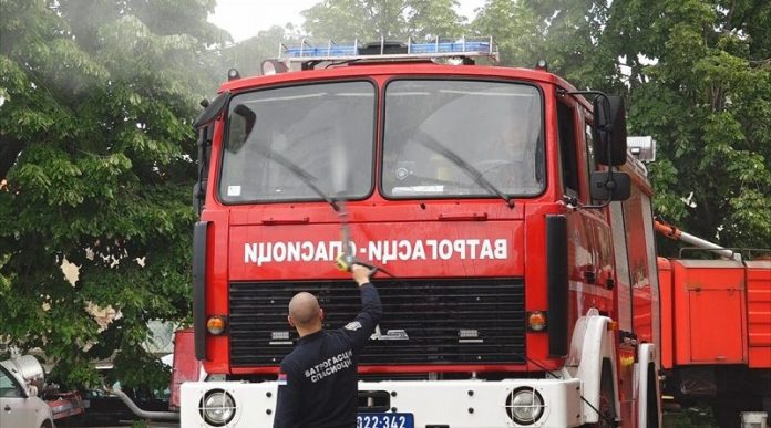 vatrogasci-dezuraju-u-selima-u-okolini-arandjelovca-gde-gori-50-hektara-borove-sume vatrogasci-dezuraju-u-selima-u-okolini-arandjelovca-gde-gori-50-hektara-borove-sume