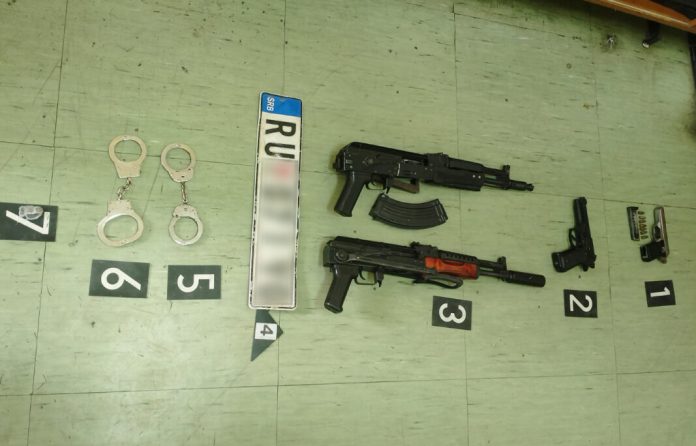 policija-u-rumi-zaplenila-pistolje,-puske-i-municiju