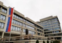 Optužena da je kupcu umesto “Iphona” poslala dve jabuke optuzena-da-je-kupcu-umesto-“iphona”-poslala-dve-jabuke