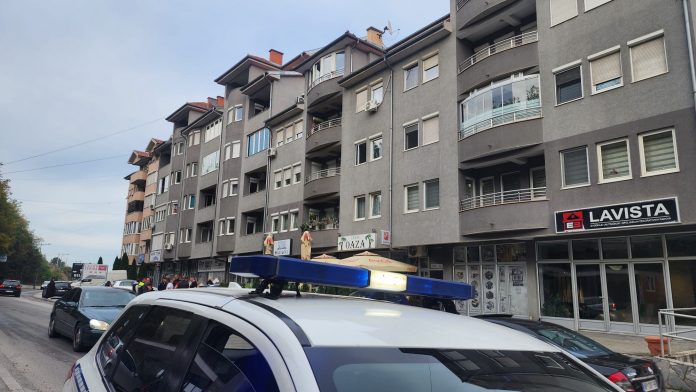 tragedija-u-centru-novog-pazara:-dvogodisnje-dete-palo-sa-treceg-sprata-zgrade