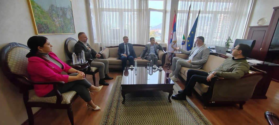 sastanak-gradskih-zvanicnika-i-bosnjackog-nacionalnog-vijeca-radi-unapredjenja-saradnje