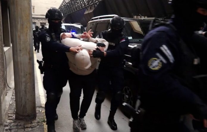 uhapsena-cetvorica-osumnjicenih-za-pripremanje-ubistva,-zaplenjeno-10-pistolja uhapsena-cetvorica-osumnjicenih-za-pripremanje-ubistva,-zaplenjeno-10-pistolja