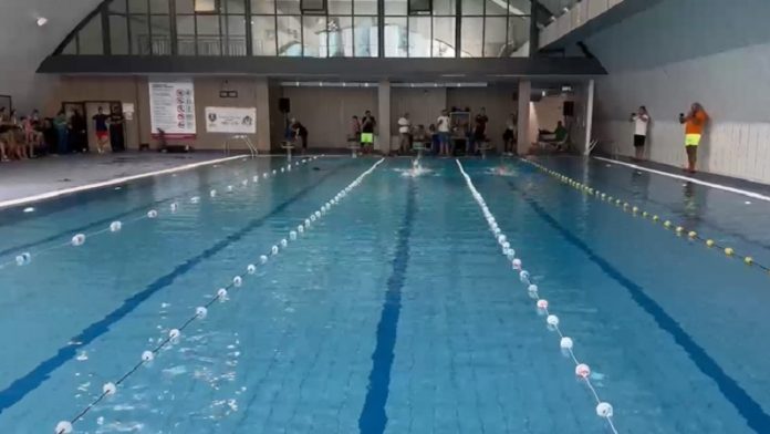 takmicenje-skolaraca-u-plivanju:-guzva-u-bazenu