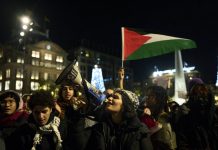 Holandska policija uhapsila 281 osobu na zabranjenom propalestinskom protestu holandska-policija-uhapsila-281-osobu-na-zabranjenom-propalestinskom-protestu