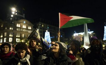 Holandska policija uhapsila 281 osobu na zabranjenom propalestinskom protestu holandska-policija-uhapsila-281-osobu-na-zabranjenom-propalestinskom-protestu