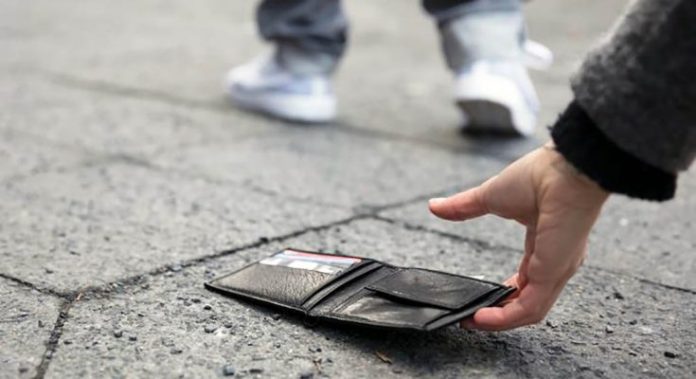 sead-i-kemal-pronasli-novcanik-sa-vecom-sumom-novca-i-vratili-vlasniku-–-nas-lijepi-sandzak!